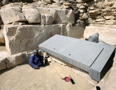 От наземной части пирамиды не осталось практически ничего. Зато учёные нашли саркофаг, размещённый внутри неё (фото AP/Nasser Nasser) пирамида, Египет, pyramida, piramida